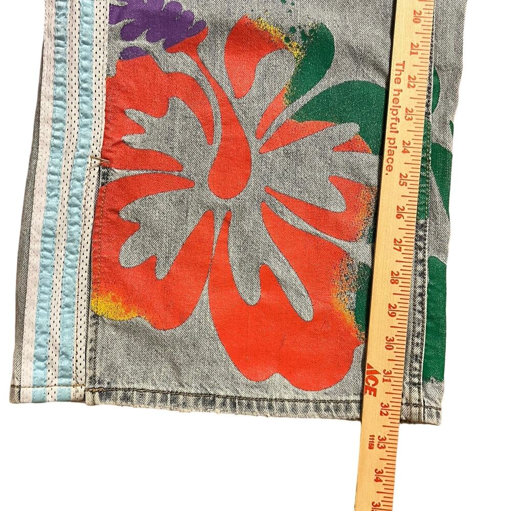 Light Wash Wide-Leg Jeans with Multicolor Floral Print 🌸🍃🌼 - Picture 8 of 11